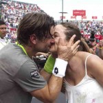 David besa a su novia tras la victoria B Aires 01 b