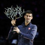 Foto Djokovic con su trofeo de París-Bercy