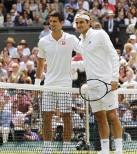 Djokovic y Federer al inicio de la final Wimbledon 2014