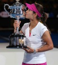 Foto Li con trofeo de campeona Open Australia