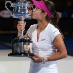 Foto Li con trofeo de campeona Open Australia