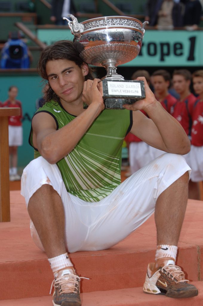Rafa Nadal, con el trofeo de Roland Garros en 2005