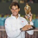 Rafa Nadal muestra trofeo Doha 2014